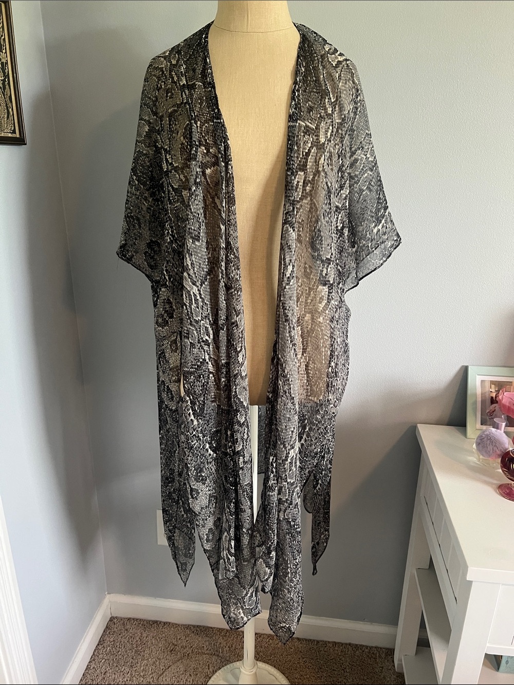 Steve Madden Gray & Black Printed Sheer Kimono
